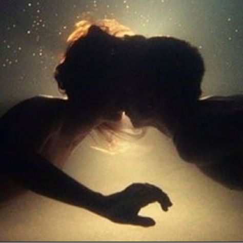 Under water kiss Underwater Kiss, Kiss Him Not Me, The Kiss, Ying Yang, Underwater Photography, Twin Flame, Two People, Look At You, A Quote