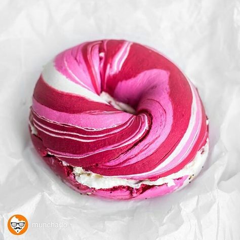 Pretty bagel from The Bagel Store NYC Rainbow Bagel Recipe, Rainbow Bagel, Bagel Store, Rainbow Bagels, Rainbow Bread, Colorful Food, Pink Food, Bagel Shop, 3 Tattoo