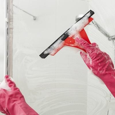 Shower Cleaning Hacks, Clean Shower Doors, Shower Glass, Diy Cleaning Hacks, Speed Cleaning, Fast Cleaning, Glass Bathroom, Shower Cleaner, Glass Shower Doors