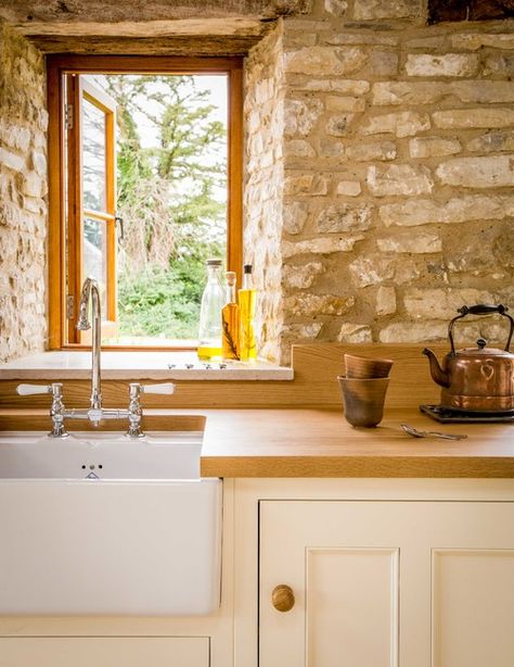 Country English Kitchen with Stone Wall Kitchen Stone Wall, Barn Conversion Kitchen, Earth Tones Kitchen, Country Kitchen Designs, French Country Kitchens, English Kitchens, Sustainable Kitchen, Stone Kitchen, Country Style Kitchen