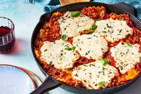 This skillet lasagna recipe will meet all the comfort food cravings of the classic layered pasta dish without all the mess and fuss. Skillet Lasagna Recipe, Pepperoni Chicken, Skillet Lasagna, Traditional Lasagna, Homemade Lasagna, Easy Skillet, One Pot Pasta, Lasagna Recipe, Ricotta Cheese