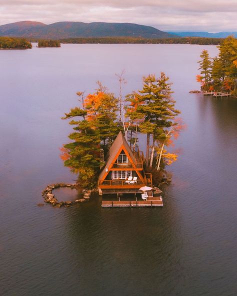 Literally cabin goals right here! This A frame cabin sits on a small island in the middle of the water in New Hampshire. - Cabin vibes, cabin fever, cabin love, island, water, fall vibes, explore, travel, cabin goals #cabin #tinyhouse #fall #travel Island Water, Cabin Vibes, Cosy Vibes, Frame Cabin, Cabin House, Water Fall, A Frame Cabin, Amazing Buildings, Cabins And Cottages