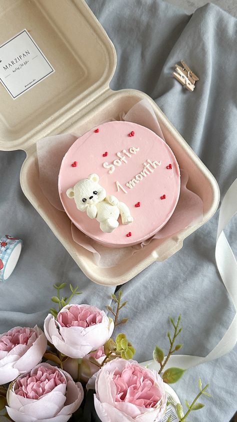 Monthly Cakes For Baby Girl, Bento Cake For Baby Girl, 1 Month Cake Baby Girl, Baby Cake Design, 2 Month Baby, 1 Month Baby, Small Birthday Cakes, Bento Cakes, Chocolate Dishes