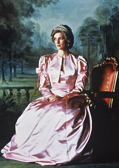 Princess Diana Dresses, Pink Portrait, Princess Diana Wedding, Prins William, Princess Diana Fashion, Prins Harry, Princess Diana Family, Princess Diana Photos, Princess Diana Pictures