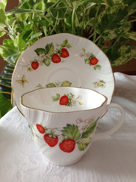 ♫ the  berry farm  X ღɱɧღ Strawberry Cottage, Strawberry Decor, Crockery Set, Strawberry Kitchen, Strawberry Tea, Strawberry Decorations, Pretty Tea Cups, Strawberry Pattern, Strawberry Patch