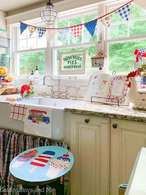 Kitchen With Farmhouse Sink, Golden Boys And Me, Colorful House, Kitchen Goals, Cottage Style Kitchen, Chalet Design, Diy Home Projects, America Decor, Ideal Kitchen