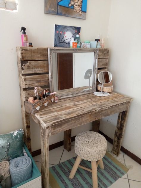 Handmade Vanity Ideas, Diy Wooden Vanity, Pallet Vanity Diy, Home Made Vanity, Redo Camper, Western Vanity, Diy Pallet Vanity, Western Room Ideas, Makeup Tables