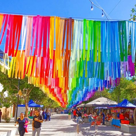 Low Budget Party Decorations, College Festival Decoration, Pride Festival Decorations, Festival Design Decoration, Outdoor Festival Decor, College Fest Decoration Ideas, College Event Decoration Ideas Creative, Coachella Party, Hippie Party