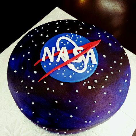 Nasa space cake Nasa Cake Ideas, Nasa Cake Birthday, Nasa Cake, Nasa Party, 60th Birthday Party Themes, Boys 8th Birthday, Galaxy Cake, Space Theme Party, Birthday Cake With Flowers