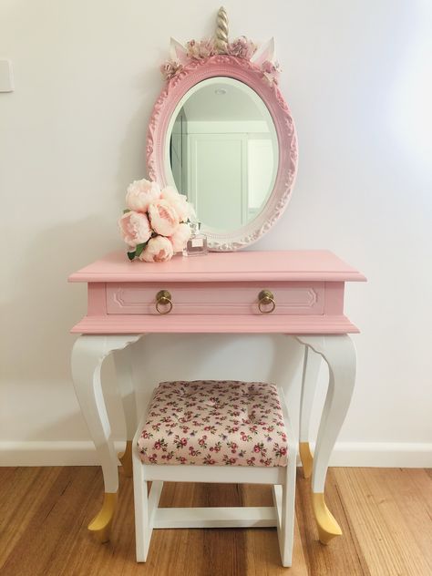 Chalk painted girls make up table Girls Vanity Ideas, Vanity For Girls Room, Vanity Girls Room, Kids Vanity Ideas, Girl Vanity, Girl Vanity Ideas Kids, Toddler Vanity Ideas, Diy Girls Vanity, Diy Kids Vanity