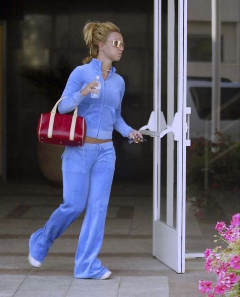 Britney Spears Juicy Couture, Celebrities Airport, 2000s Celebrities, Juicy Couture Track Suit, Britney Spears Outfits, Track Suits Women, Britney Spears Photos, 2000s Clothing, Juicy Couture Tracksuit