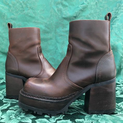 Steve Madden Vintage Boots, Cute Heeled Boots, Vintage Steve Madden Boots, Vintage Ankle Boots, Chunky Chealse Boots, Vintage Platform Boots, New York Summer Outfits Street Style, Chunky Brown Boots, Brown Boots Ankle