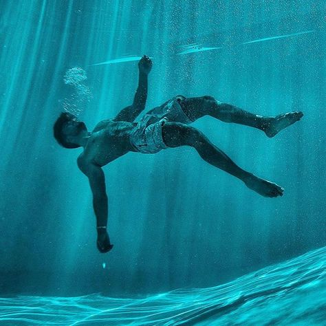 Leave everything out for a moment.. and just feel. Underwater Photoshoot, Underwater Portrait, Water Aesthetic, Underwater Art, Live Model, Anatomy Poses, Body Reference Drawing, Male Photography, Poses References