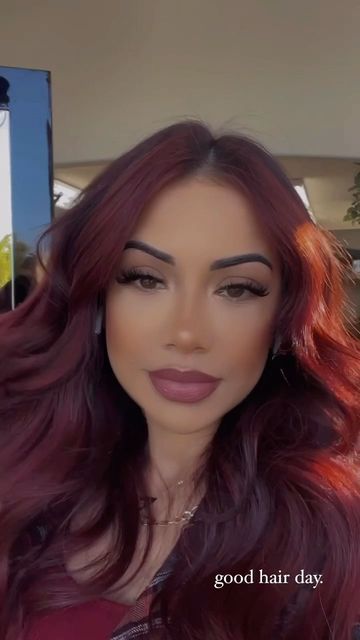 Burgundy Hair Transformation, Burgundy Hair Makeup Looks, Latinas With Red Hair, Latina Red Hair, Red Hair Latina, Red Hair Makeup, Black Hair Balayage, Hair Color Burgundy, Ginger Hair Color