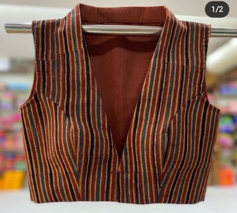 Blouse Design High Neck Pattern, Blouse With Buttons On The Back, Cotton Blouse Design Sleeveless, Blauz Pattern New, Collar Sleeveless Blouse, Sleeveless Blouse Pattern Sewing, High V Neck Blouse Designs, Cotton Sleeveless Blouse Designs, High Neck Blouses For Sarees