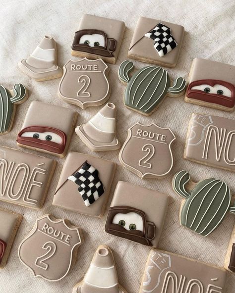 Jami Lee - Sweet Life Co. | Cars themed minis 🏁 | Instagram Cars Decorated Cookies, Cars Cookies Disney, Lightning Mcqueen Cookies, Pastel Cars, Cars Themed Party, Cars Cookies, Car Themed Wedding, Car Cookies, Transportation Birthday