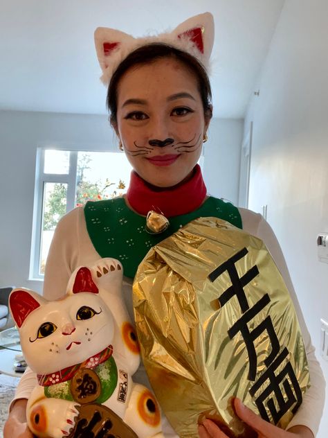 DIY costume Lucky Cat Costume, Costumes For Asian Women, Chinese Halloween Costume, Asian Halloween Ideas Costumes, Halloween Costumes Asian, Asian Halloween Ideas, Cookie Costume, Asian Humor, Japanese Party