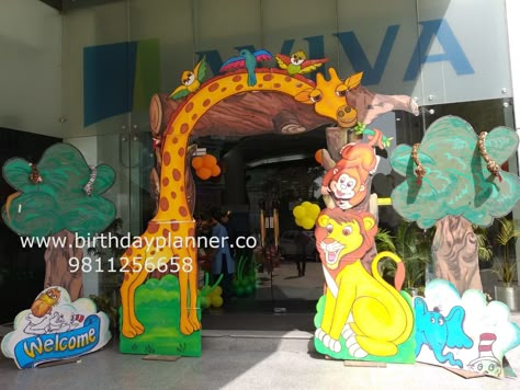 Jungle theme gate decoration Jungle Theme Bday Decoration, Jungle Theme Ideas For Preschool, Birthday Decoration Jungle Theme, Jungle Theme For School, Jungle Theme Board Decoration, Birthday Gate Decoration, Jungle Theme School Decorations, School Gate Decoration Ideas, School Stage Decoration Ideas