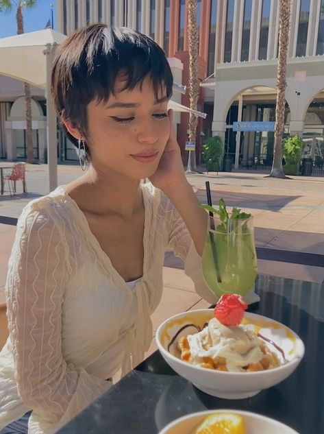 Mexican girl with short hair looking at a belgian waffle Short Hair Inspo, Edgy Pixie Haircuts, Really Short Hair, Hair Inspiration Short, Super Short Hair, Mexican Girl, Short Hair Tutorial, Shot Hair Styles, Very Short Hair