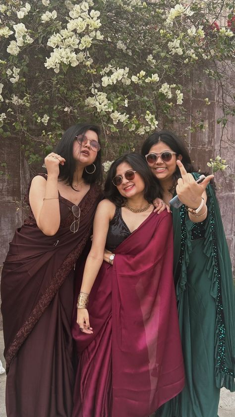 Teachers Day Outfit Indian, Aesthetic Saree Poses With Friends, Saree For College Function, College Farewell Outfits, Saree Poses With Bestie, Poses In Saree With Friends, College Farewell Saree Ideas, Farewell Poses With Friends In Saree, Saree Poses With Friends