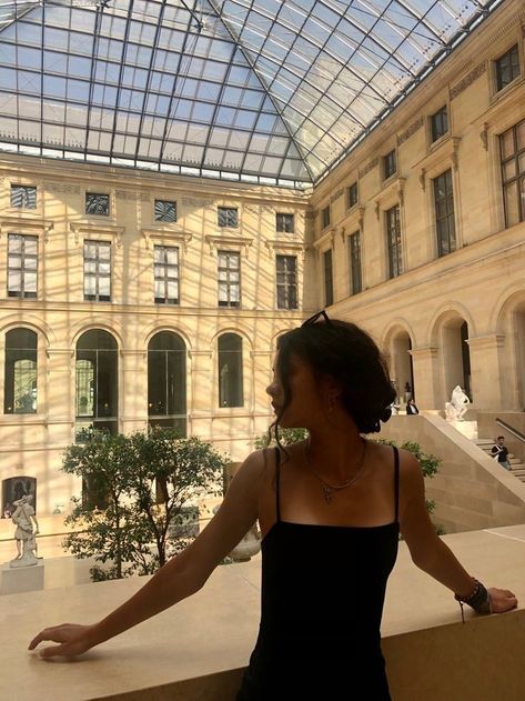 Insta Pics Poses Ideas, Photos Ideas In Paris, Art Museum Pics Insta, Aesthetic Paris Photos, Aesthetic France Pictures, Instagram Paris Photos, France Pictures Ideas, Instagram Picture Ideas Travel, The Louve Paris Pictures