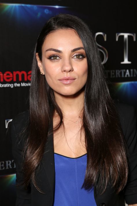 Image Mila Kunis Hair, Mila Kunis Style, Oval Face Shapes, Mila Kunis, Actrices Hollywood, Low Ponytail, Hazel Eyes, Oval Faces, Hair Length