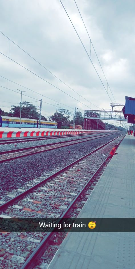 Snapchat Travel Stories, Train Snap Ideas, Surat Station Snap, Train Story Ideas, Train Pics Photo Ideas, Train Snapchat Stories, Railway Station Snap, Train Snapchat, Night Train Aesthetic