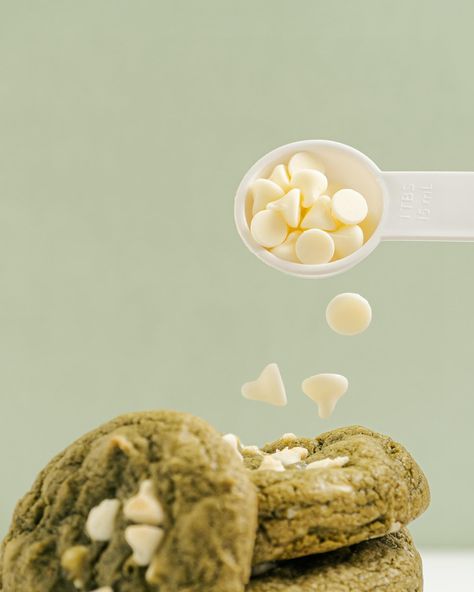 Hey everyone! I haven’t been posting because I’ve been very busy, but HERE I AM with a cookie photoshoot! It was unexpected because I mostly take portraits, but I tried and I loved it! It was so much fun! Now I can say I’ll do product photography and food photography more often. 🍪 Photos for @coffeewithgab 💗 go and follow her! She makes amazing cookies and she will be preparing breakfast boxes for Mother’s Day! 👩‍👧 - - INSTAGRAM QUALITY 😭😭 Cookies Shoot Ideas, Cookie Decorating Photoshoot, Cookie Product Photography, Cookie Product Shoot, Cookies Product Photography, Cookie Flatlay, Cookies Box Photography, Cookies Photography Styling, Cookies Food Photography Styling