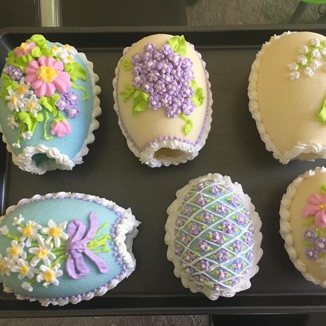 Rae Icpf on Instagram: “Finished sugar eggs for the family #sugareggs #eastereggs what retired florists do!” Easter Sugar Eggs, Sugar Easter Eggs, Decorated Eggs Competition, Marzipan Easter Egg Decorating, Easter Cake Designs, Sugar Panoramic Easter Eggs, Panoramic Sugar Easter Eggs, Sugar Eggs For Easter, Egg Artistry