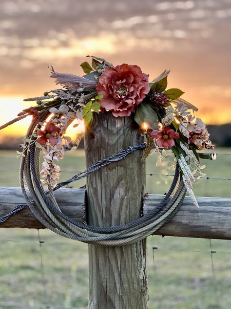 Rope Wreath Western, Lariat Rope Crafts, Western Christmas Decorations, Western Wedding Decorations, Western Wreaths, Rope Wreath, Western Themed Wedding, Western Bedroom Decor, Wedding Ceremony Decor