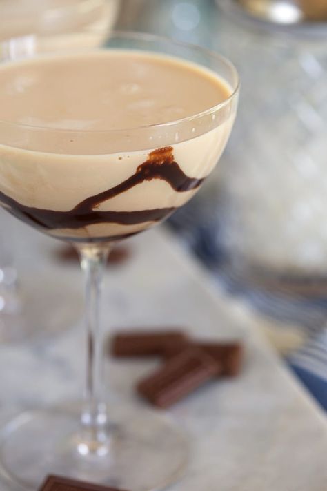 The Ultimate Chocolate Martini // Video - The Suburban Soapbox Almond Joy Martini, Chocolate Peanut Butter Martini Recipe, Mint Chocolate Chip Martini, Chocolate Martinis Godiva, Martini Chocolate, Chocolate Martini Recipe, Desserts In A Glass, Recipe For Teens, Chocolate Martini