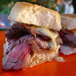 Filet Mignon Sliders Filet Mignon Sliders, Sandwiches Ideas, Steak Sandwich Recipes, Filet Mignon Recipes, Filet Mignon Steak, Slider Sandwiches, Beef Filet, Bearnaise Sauce, Mini Rolls