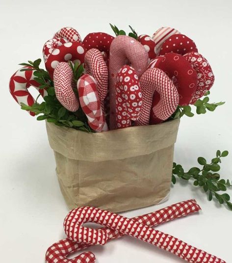 Sewn candy canes Jul Diy, Christmas Fabric Crafts, Fabric Ornament, Christmas Sewing Projects, Christmas Ornaments Diy, Quilted Christmas Ornaments, Christmas Ornament Pattern, Fabric Ornaments, Christmas Ornaments Homemade