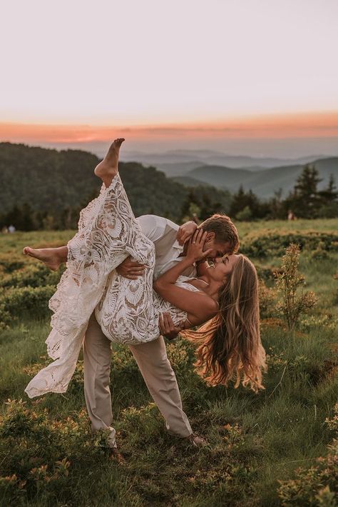 Elopement Dresses Long, Boho Mountain Elopement, Mountain Elopement Dress Summer, Boho Elopement Photography, Boho Wedding Elopement, Elopement Photography Poses, Lake Elopement Photos, Fall Engagement Dress, Fall Elopement Photography