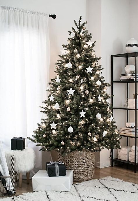 how christmas in my home will look like ( Scandinavian Christmas Trees, Christmas Decorations Apartment, Minimalist Christmas Decor, Minimalist Christmas Tree, Modern Christmas Tree, Minimal Christmas, Christmas Tree Inspiration, Christmas Tree Stand, Simple Christmas Tree