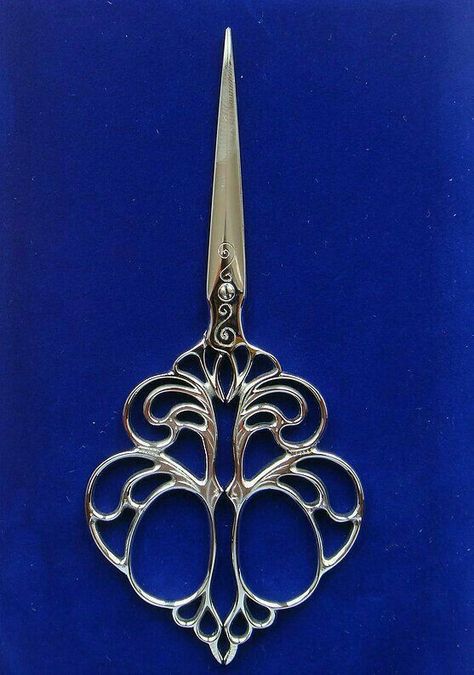 Antique Scissors, Sewing Gadgets, Vintage Scissors, Vintage Sewing Notions, Pretty Knives, Embroidery Scissors, Sewing Tools, Fantasy Jewelry, Bijoux Diy