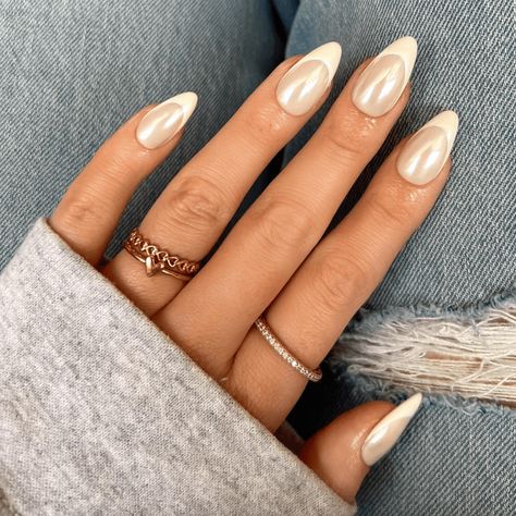 17 Chrome French Manicures We Can't Stop Thinking About Neutral Summer Nails Almond, White Winter Nails Short, Almond Nail Designs Simple, Nails Nude Chrome, Brown Nails Chrome, Nails Coffin Simple, Navy Chrome Nails, Nails White Winter, Nails Long White