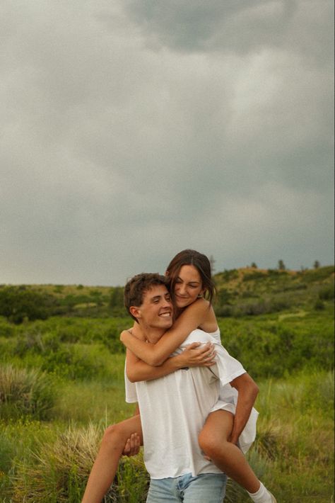 Photoshoot Ideas For Couples, Colorado Photoshoot, Aesthetic Colorado, Couples Instagram, Field Photos, Aesthetic Couples, Couple Inspo, Alex Pics, Ideas Photoshoot