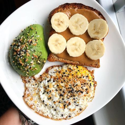 39 Quick Healthy Breakfast Ideas & Recipe for Busy Mornings - Easy Food Delicious Overeasy Egg, Monday Breakfast, Toast Egg, Eggs Avocado, Egg Avocado, Healthy Breakfast Ideas, Bagel Seasoning, Resep Diet, Quick Healthy Breakfast