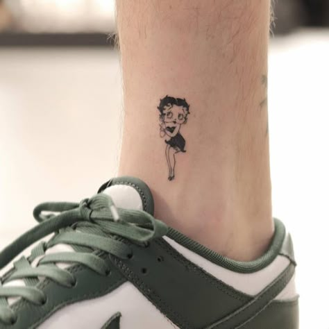 Betty Boop Ankle Tattoo, Tiny Betty Boop Tattoo, Bettie Boop Tattoo, Betty Boop Tattoo Traditional, Simple Betty Boop Tattoo, Betty Boop Angel Tattoo, Small Black And White Tattoos, Betty Boop Tattoo Ideas, Betty Boop Tattoo