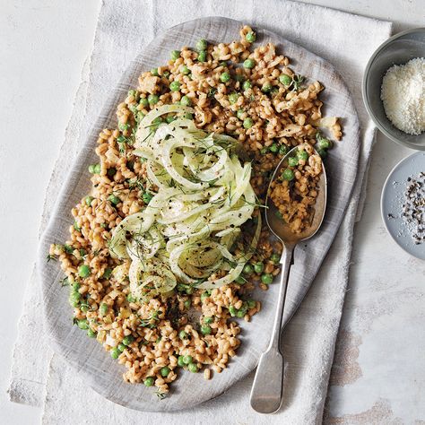 Slow-Cooker Parmesan & Pea Farro with Fennel Salad How To Cook Farro, Slow Cooker Vegetarian, Salmon And Asparagus, Fennel Salad, Pea Salad, Grain Bowl, Crockpot Dishes, Cooking Light, Quick Cooking