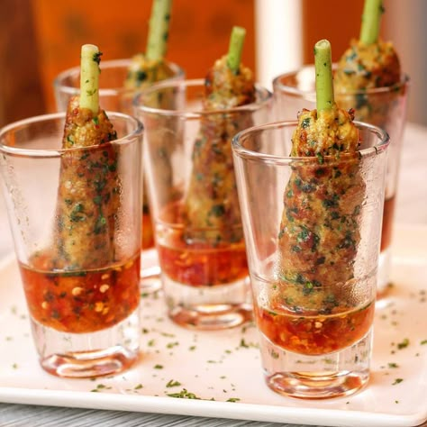 27 Unique (And Trending!) Ways To Serve Food At The Wedding! - ShaadiWish Canapé Serving Ideas, Gourmet Indian Food Plating, Unique Wedding Appetizers, How To Serve Snacks To Guest, Indian Wedding Appetizers, Unique Appetizer Recipes, Unique Serving Ideas, Punjabi Appetizers, Indian Tapas Ideas