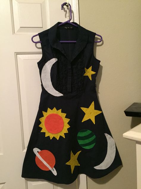 Ms. Frizzle' Costume - found a dark blue dress at Salvation Army - used felt material (you can get 3 sheets for $1) to create outer space shapes - used a hot glue gun to put the shapes onto the dress NOTE: make sure to put cardboard inside the dress underneath where you are glueing!!! Otherwise, the glue will penetrate through to the backside of the dress Space Theme Dress Up, Space Dress Up Day, Space Fancy Dress, Universe Costume, Solar System Costume Women, Diy Out Of This World Costume, Solar System Fancy Dress, Planet Costume For Kids Solar System, Diy Space Costume