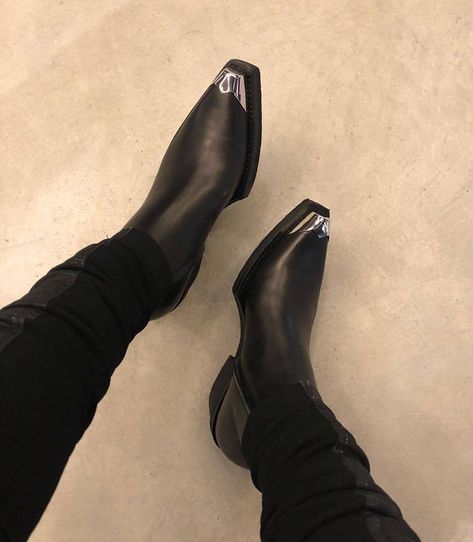 Boots Outfit Men, Mens Boots Fashion, Mens Outfit Inspiration, Harness Boots, Chelsea Boots Men, It Is, Cool Outfits For Men, The Platform, Boots Outfit