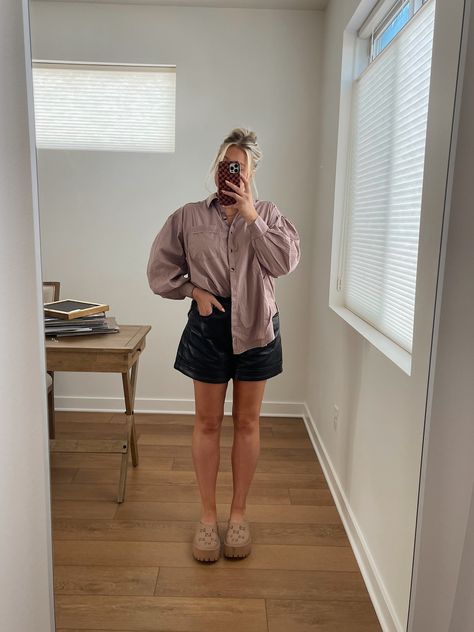 Fall transitional outfit Shorts: 29 tts Shirt: small - runs oversized Gucci mules TTS & so comfy! #LTKSeasonal #LTKshoecrush Gucci Platform Mules Outfit, Chunky Mules Outfit, Gucci Clogs Outfit, Platform Mules Outfit, Gucci Clogs, Bre Sheppard, Agolde Shorts, Mules Outfit, Outfit Shorts