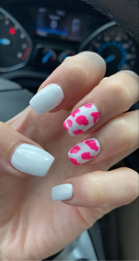 Preppy Nails Summer Hot Pink, Hot Pink Cowprint Nails, Fake Nail Ideas Summer, Hot Pink Cowgirl Nails, Cute Nails Pink And White, Pink Country Nails, White And Hot Pink Nails, Hot Pink Cow Print Nails, Hot Pink And White Nails