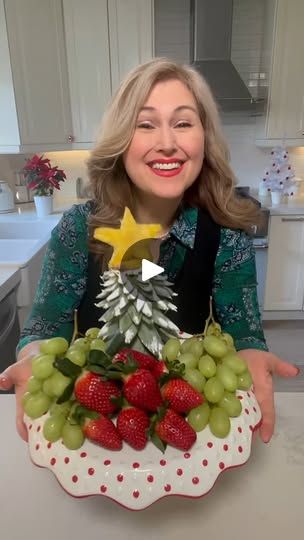 Fruit Appetizers For Party Finger Foods, Christmas Fruit Trays, Holiday Fruit Platter, Christmas Fruit Platter, Novogodisnje Dekoracije, Pineapple Christmas Tree, Jennifer Valentyne, Christmas Cooking Ideas, Fruit Crisp Recipe