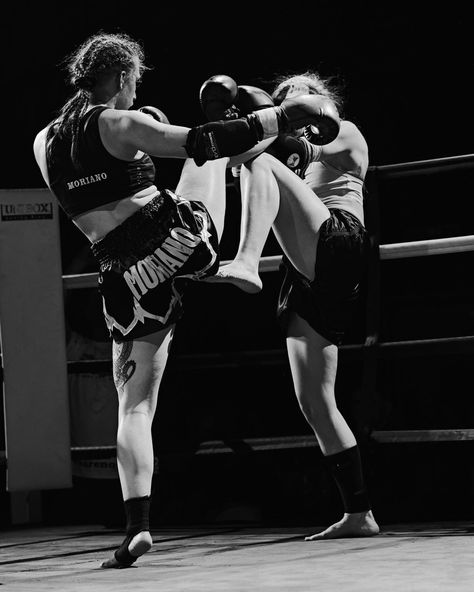 Muay Thai Women, Boxer Aesthetic, Muay Thai Martial Arts, Kick Boxing Girl, Girl Boxers, Boxing Girl, Endurance Workout, Kickboxing Workout, Women Boxing