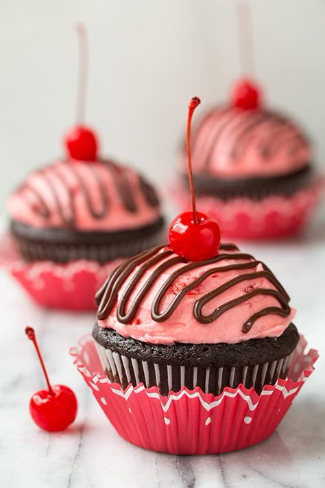 Boutique Patisserie, Cherry Cordial, Cherry Cupcakes, Cake Mini, Valentines Day Desserts, Yummy Cupcakes, Dessert Cupcakes, Chocolate Cherry, Birthday Month