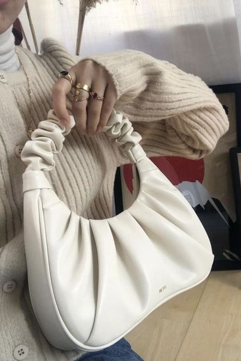 ¡Gana dinero vendiendo tu ropa, viste a la moda y se sustentable con Gloset! Tu mercado de compra y venta de ropa nueva y segunda mano ¡Únete hoy!

jw pei bolsa, jw pei bag, jw pei white, bolsa blanca aesthetic, bolsa blanca outfit, bolsa blanca aesthetic Jw Pei Bag, Beige Shoulder Bag, Jw Pei, City Wallpaper, Pretty Bags, Office Dresses, Mini Shoulder Bag, Cute Bags, What To Wear